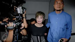 Reza Artamevia menuju ruang pemeriksaan di Ditreskrimum Polda Metro Jaya, Jakarta, Senin (26/9). Reza Artamevia dipanggil untuk dimintai keterangan sebagai saksi atas kasus dugaan asusila yang dilakukan Gatot Brajamusti. (Liputan6.com/Gempur M Surya)