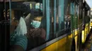 Seorang pria yang mengenakan masker naik bus di Manila, Filipina, Kamis (8/9/2022). Gugus Tugas Antar-Lembaga untuk Pengelolaan Penyakit Menular Filipina (IATF) menyarankan agar pemakaian masker di luar ruangan dapat dilakukan secara sukarela. (AP Photo/Aaron Favila)