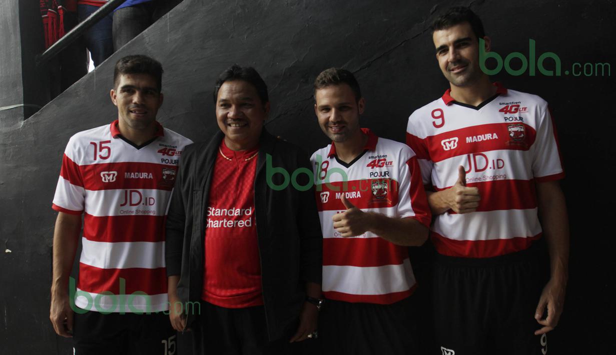 Tiga pemain asing Madura United FC berpose bersama CEO Madura United FC, Achsanul Qosasi, sebelum beruji coba melawan Persiba Balikpapan di Stadion Ahmad Yani, Sumenep, Sabtu (20/2/2016). (Bola.com/Vitalis Yogi Trisna)