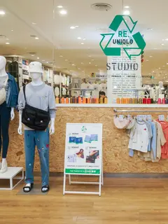 UNIQLO menghadirkan pendekatan berbeda melalui konsep LifeWear. Bukan sekadar pakaian yang nyaman dan stylish, tetapi juga dirancang untuk tahan lama dan relevan digunakan dalam jangka panjang. Filosofi ini menjadi salah satu cara untuk mengurangi konsumsi berlebih sekaligus menekan dampak lingkungan. (foto/dok: uniqlo)