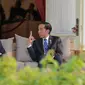 Presiden Jokowi mengobrol santai dengan Presiden Finlandia Sauli Niinisto di teras belakang Istana Merdeka, Jakarta,  (3/11/2015). Pertemuan akan membahas tata kelola lahan gambut untuk antisipasi bencana kebakaran hutan. (Liputan6.com/Faizal Fanani)