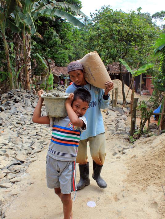 Seorang anak tampak ikut membantu pembangunan “Jembatan Asa SCTV" desa Jayasari, Kecamatan Cimarga, Kabupaten Lebak Banten sudah dimulai, Minggu (3/5/2015). Program kemanusiaan tersebut dalam rangka memperingati ulang tahun SCTV yang ke-25. (Dok. SCTV)