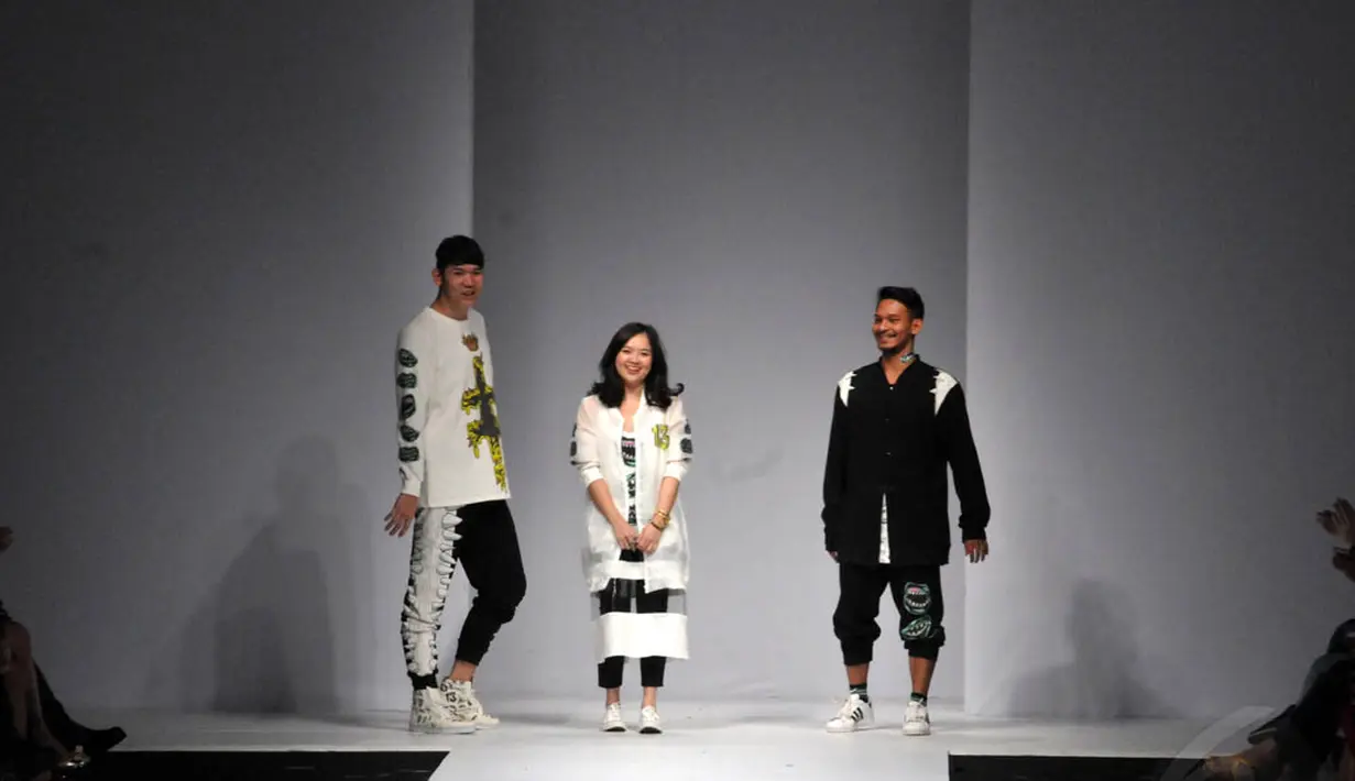 Di akhir fashion show, para desainer label Monstore tampil di hadapan para tamu, Jakarta, Sabtu (1/11/2014). (Liputan6.com/Panji Diksana)