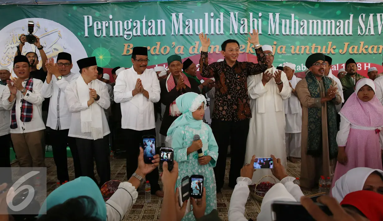 Pasangan cagub dan wagub DKI no. urut dua, Basuki Tjahaja Purnama dan Djarot Saiful Hidayat memberi salam usai acara Maulid Nabi Muhammad SAW 1438 H di kediaman Ketua umum Partai PPP Djan Faridz, di Jakarta, Senin (12/12). (Liputan6.com/Johan Tallo)