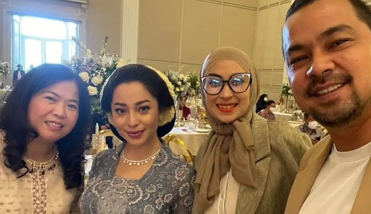 Pada kesempatan tersebut, gaya makeup dan kebaya Nikita Willy tak luput dari perhatian Netizen.