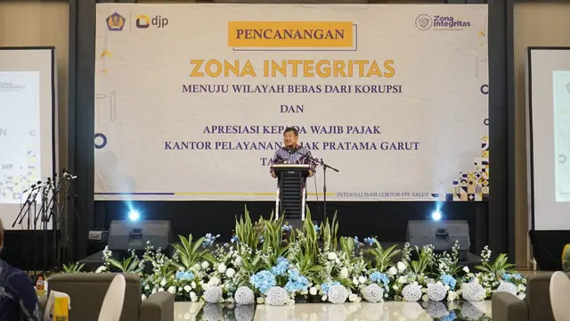 Bupati Garut Rudy Gunawan, menyampaikan sambutannya dalam kegiatan Pencanangan Zona Integritas Menuju Wilayah Bebas dari Korupsi dan Apresiasi KPP Pratama Garut Tahun 2021, Jumat (21/1/2022).