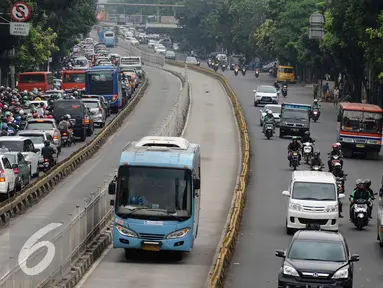 Bus Transjakarta melintas di Jalan Mampang Prapatan Raya, Jakarta, Kamis (6/10). Pemprov DKI Jakarta berencana mengganti bus Transjakarta dengan merek berstandar dunia seperti bus lower deck tipe low entry K250 Scania. (Liputan6.com/Helmi Fithriansyah)