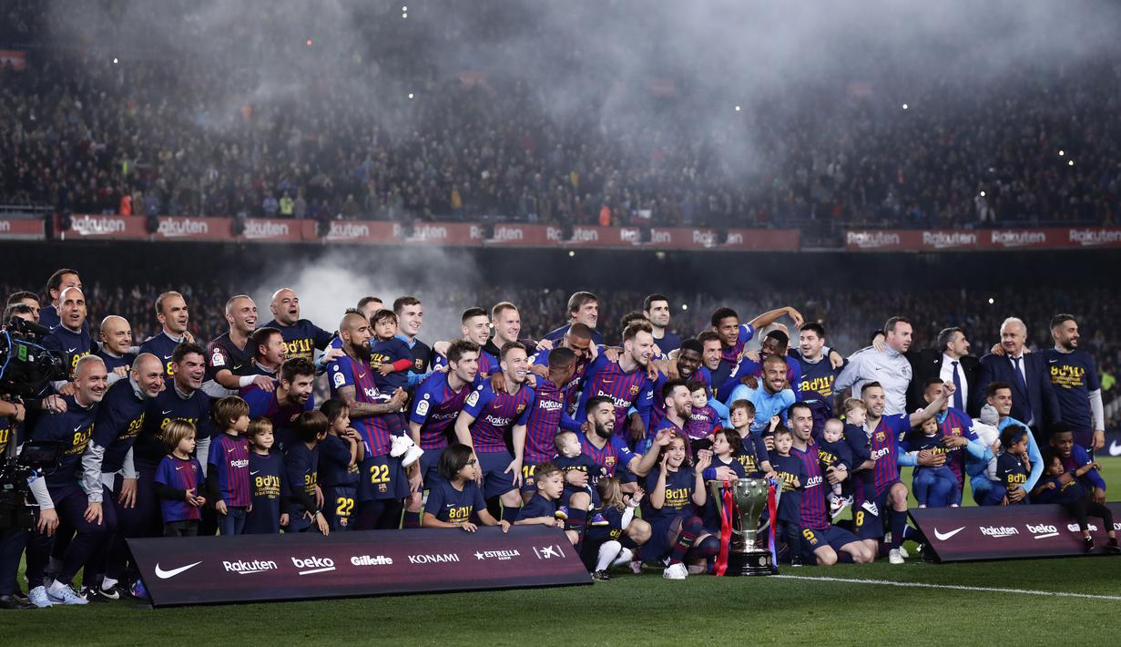 Para pemain Barcelona merayakan gelar juara La Liga 2019 usai menaklukkan Levante di Stadion Camp Nou, Sabtu (27/4). Barcelona menang 1-0 atas Levante. (AP/Manu Fernandez)
