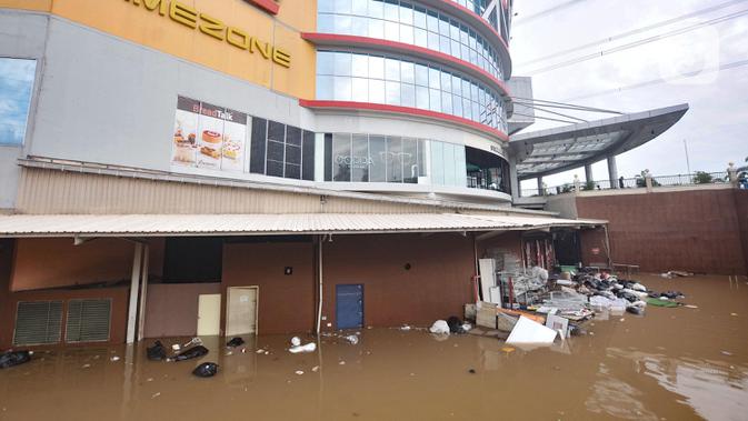 Kondisi Mall Cipinang Indah yang terendam air saat banjir melanda, Jakarta Timur, Rabu (1/1/2020). Selain merendam permukiman warga, banjir kali ini juga melumpuhkan Mal Cipinang Indah yang terpaksa ditutup akibat terendam air. (merdeka.com/Iqbal S Nugroho)