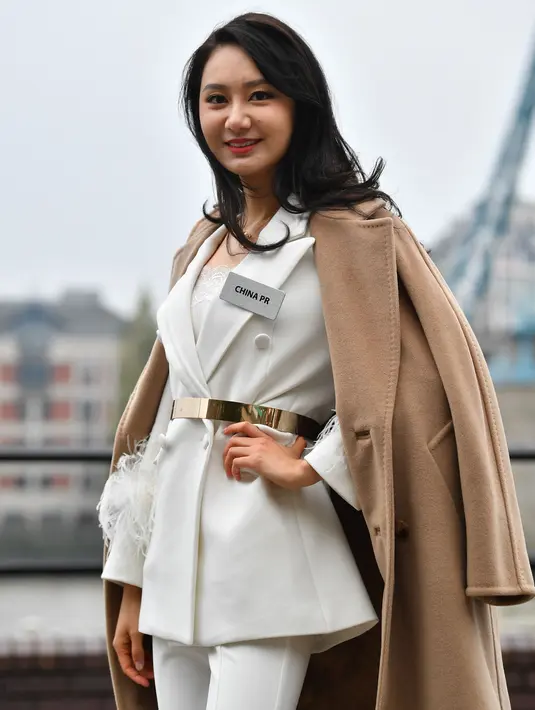 Kontestan Miss World 2019 dari China Li Peishan saat pemotretan untuk festival Miss World ke-69 di London (21/11/2019). 120 perwakilan nasional dari seluruh dunia akan bersaing memperebutkan mahkota Miss World ke-69 di London, dengan final berlangsung 14 Desember. (AFP/Ben Stansall)