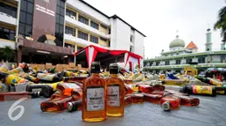 Ribuan botol minuman keras (miras) saat dimusnahkan di halaman Polres Jakarta Selatan, Rabu (10/6/2015). Pemusnahan 8.000 botol miras untuk menekan peredaran miras khususnya menjelang bulan Ramadan. (Liputan6.com/Yoppy Renato)