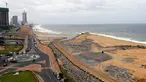 Tampak aktivitas proyek reklamasi di pesisir Kolombo, Sri Lanka, Selasa (9/8).Lahan ini nantinya akan digunakan sebagai pelabuhan 'Colombo Port City' yang menghabiskan dana sekitar 19 triliun rupiah. (REUTERS/Dinuka Liyanawatte)