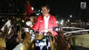 Calon Presiden RI Petahana, Joko Widodo bersama Cawapres Ma’ruf Amin menyapa pendukungnya saat berada di atas jeep menuju gedung KPU dari Tugu Proklamasi, Jakarta, Jumat (21/9). (Liputan6.com/Helmi Fithriansyah)