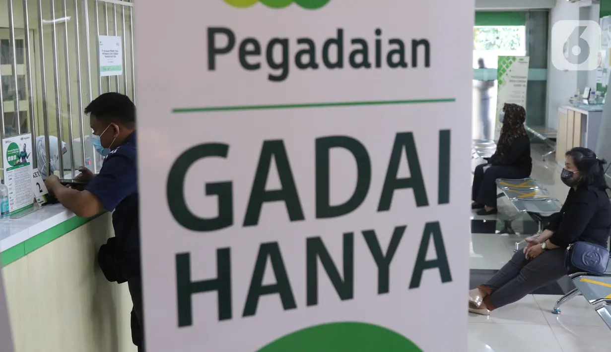 Nasabah melakukan transaksi di kantor pegadaian kawasan Jakarta, Rabu (4/8/2021). Pandemi Covid-19 yang masih berlangsung ternyata membuat jumlah nasabah yang menggadaikan barang mereka untuk berbagai kebutuhan sehari-hari meningkat pesat. (Liputan6.com/Angga Yuniar)