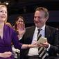 Pemimpin Partai Konservatif baru dan Perdana Menteri terpilih Inggris Liz Truss (kiri) bereaksi di samping suaminya Hugh O'Leary ketika dia mendengar pengumuman pemenang kontes kepemimpinan Partai Konservatif di pusat kota London pada 5 September 2022. (STEFAN ROUSSEAU / POOL / AFP)