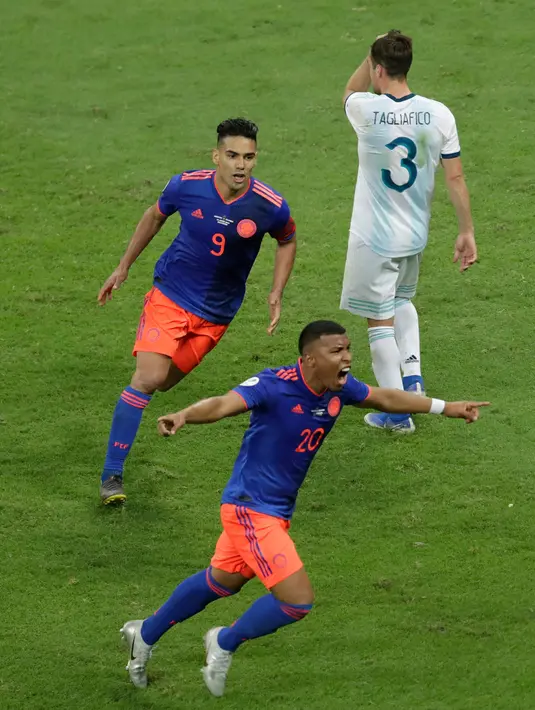 Pemain Argentina, Roger Martinez (depan) berselebrasi usai mencetak gol ke gawang Argentina pada pertandingan grup B Piala Copa America 2019 di Arena Fonte Nova di Salvador, Brasil (15/6/2019). Kolombia menang atas Argentina 2-0. (AP Photo/Eraldo Peres)