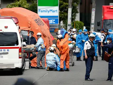 Tim penyelamat bekerja di lokasi penusukan massal di Kawasaki, dekat Tokyo, Jepang, Selasa (28/5/2019). Sebuah aksi penusukan massal membuat panik warga Jepang pada pagi hari ini. (Kyodo News via AP)