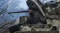 Seorang prajurit Ukraina dari Brigade Mekanik ke-47 bersiap bertempur&nbsp;menaiki kendaraan tempur Bradley, tidak jauh dari Avdiivka, wilayah Donetsk pada 11 Februari 2024, di tengah invasi Rusia ke Ukraina. (AFP/Genya Savilov)