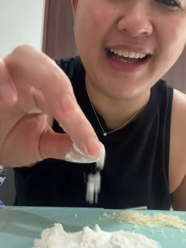 Meira Anastasia takut dengan tekstur tepung maizena. (credit: instagram.com/meiranastasia)