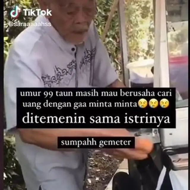 Kakek 99 Tahun Masih Berjualan Makanan Ditemani Istrinya