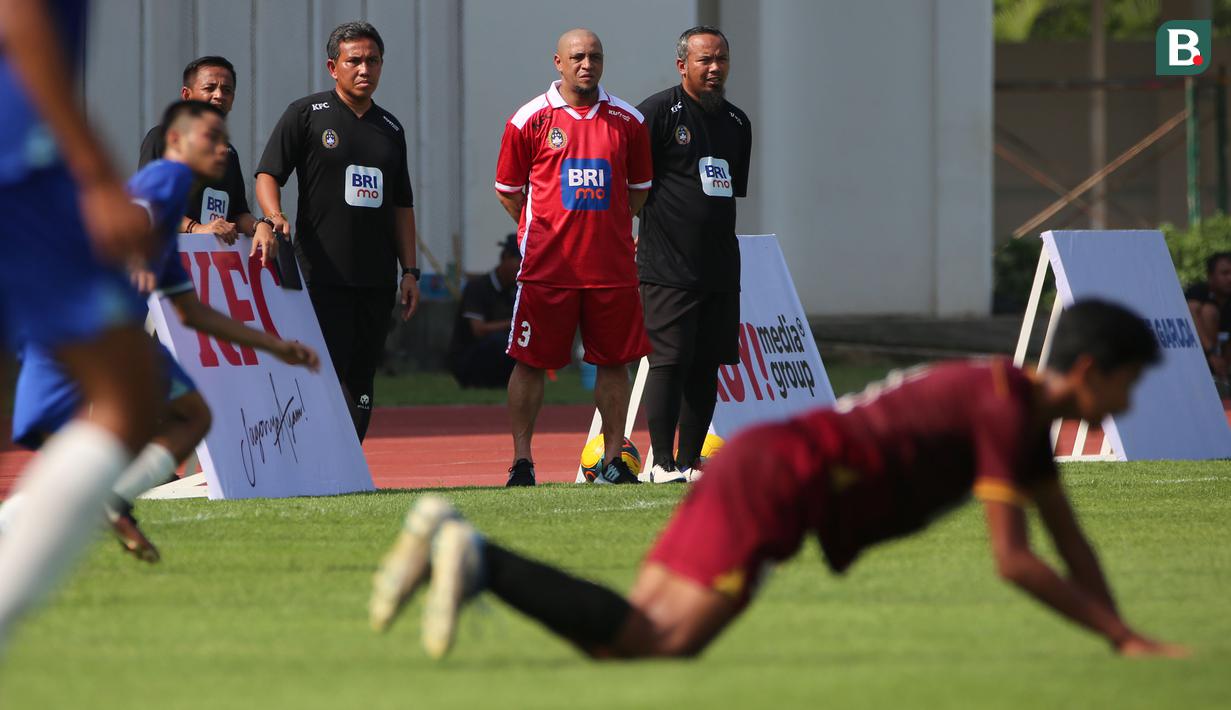 <p>Legenda sepak bola Brasil, Roberto Carlos beraksi sebagai pelatih pada Fourfeo Mini Tournament yang diikuti pemain U-16 saat BRImo Future Garuda di Stadion Madya Senayan, Jakarta, Kamis (01/06/2023). (Bola.com/Bagaskara Lazuardi)</p>