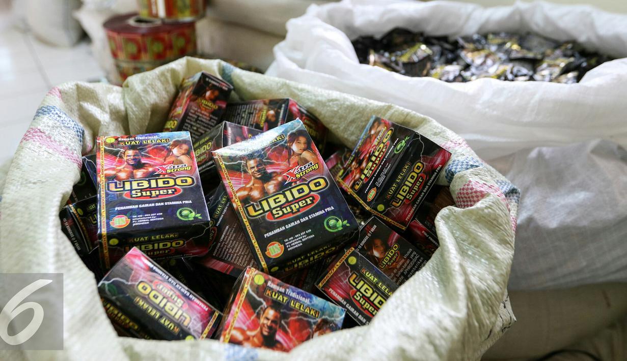 Barang bukti jamu kuat yang diamankan petugas Direktorat Tindak Pidana Narkoba Mabes Polri, Jakarta, Senin (7/3/2016). Dir narkoba mabes polri membongkar praktik pembuatan jamu dan obat antibiotik ilegal di daerah Cilacap. (Liputan6.com/Yoppy Renato)