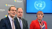 Komisi Penyelidik Independen PBB untuk Ukraina yang beranggotakan tiga orang, yaitu Ketua Komisi Erik Mose (kiri), Pablo de Greiff dan Jasminka Dzumhur memberikan konferensi pers di Kiev, Ukraina, 15 Juni 2022. (AFP)