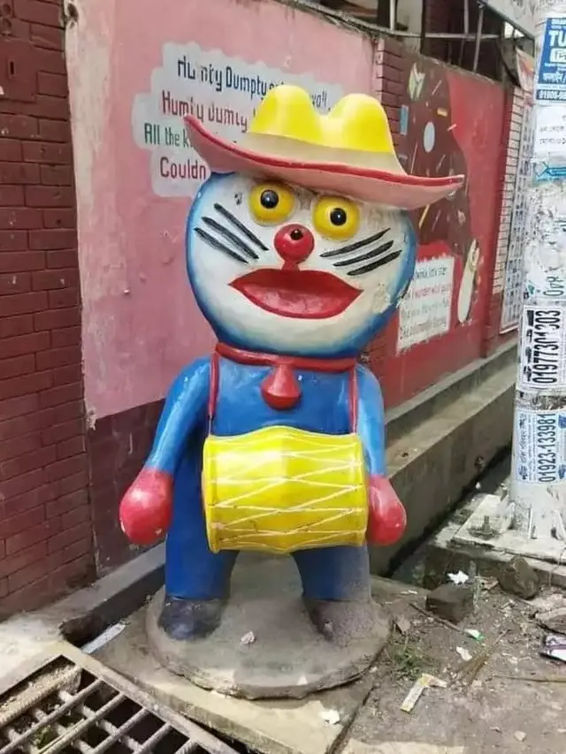 6 Patung Kartun Ini Bentuknya Absurd, Enggak Habis Pikir