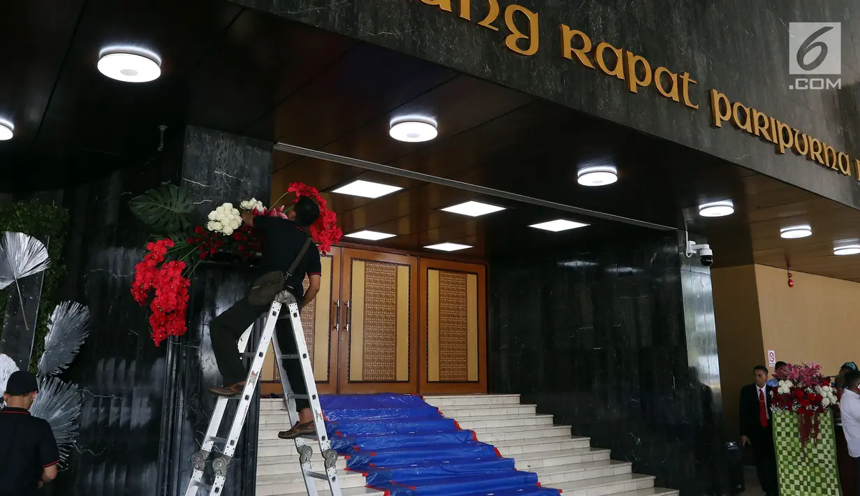 Petugas menata Gedung Nusantara atau Gedung Kura-Kura di Kompleks Parlemen Senayan, Jakarta, Kamis (15/8/2019). Persiapan itu berlangsung jelang pidato presiden dalam Sidang Tahunan MPR, Sidang Bersama DPR dan DPD serta Sidang Paripurna DPR. (Liputan6.com/Johan Tallo)