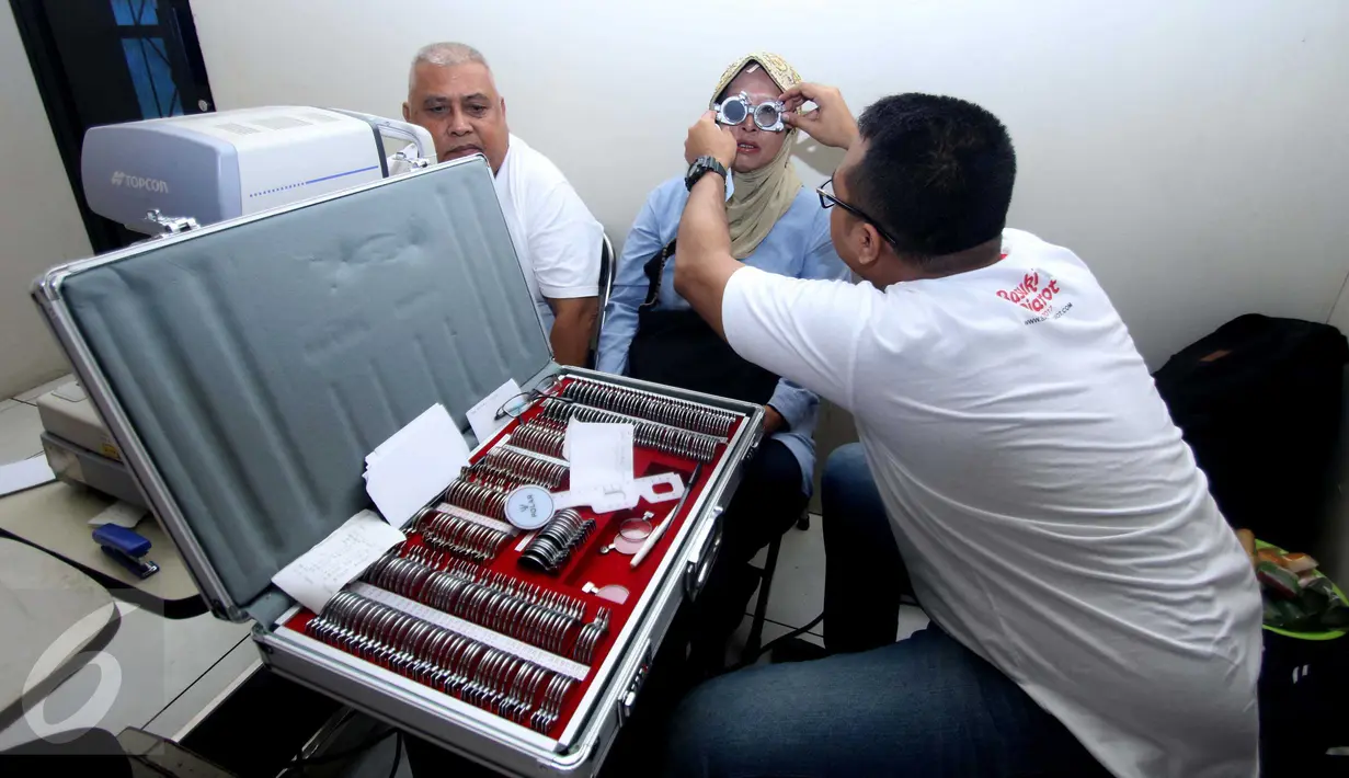 Warga melakukan pemeriksaan mata pada kegiatan bakti sosial yang dilakukan oleh kelompok Bara Badja di kawasan Cawang, Jakarta, Minggu (23/10). Bakal calon wakil gubernur DKI Djarot Saiful Hidayat menghadiri acara tersebut. (Liputan6.com/Gempur M Surya)