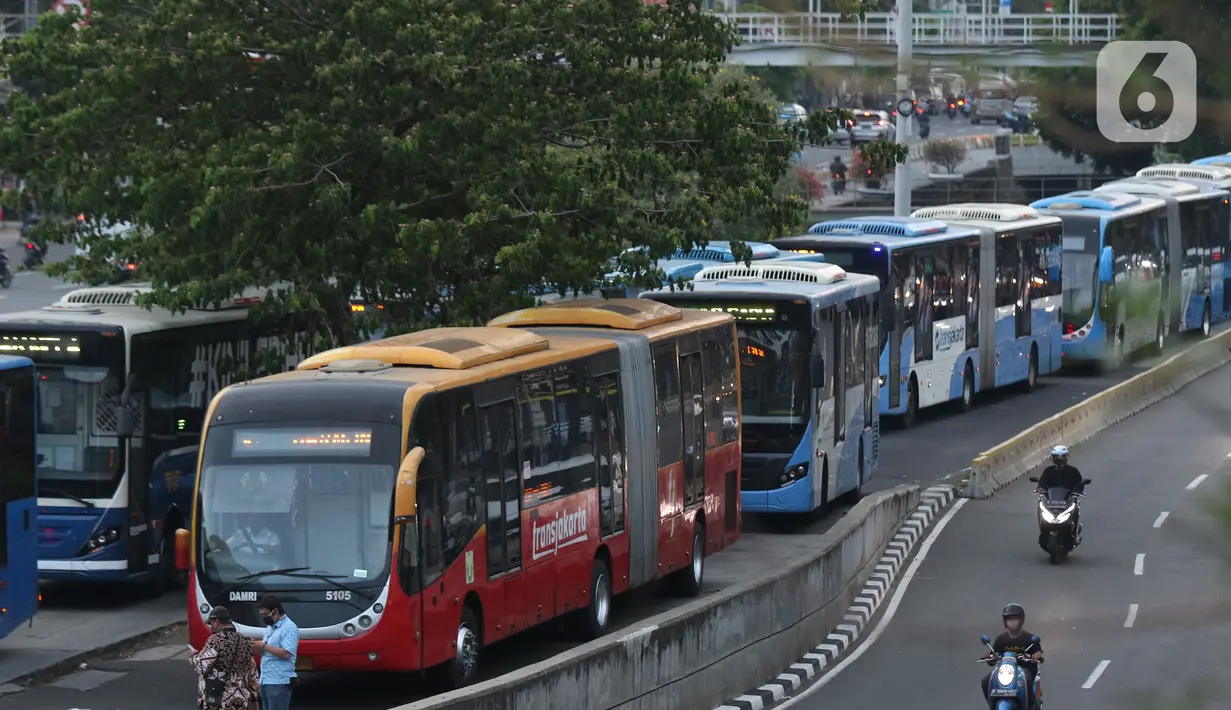 Bus antri menuju halte transjakarta Harmoni, Jakarta, Kamis (1/10/2020). Pemberlakuan PSBB II berdampak pada menurunya pengguna transjakarta, pada minggu kedua penerapan PSBB II, 21-27 September 2020 lalu jumlah penumpang transjakarta tercatat 1.679.837. (Liputan6.com/Helmi Fithriansyah)