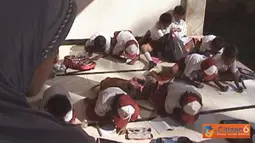Citizen6, Jember: Para murid SDN Bagon 02 sedang melakukan proses belajar-mengajar di Masjid terdekat. (Pengirim: Sapto Raharjanto)