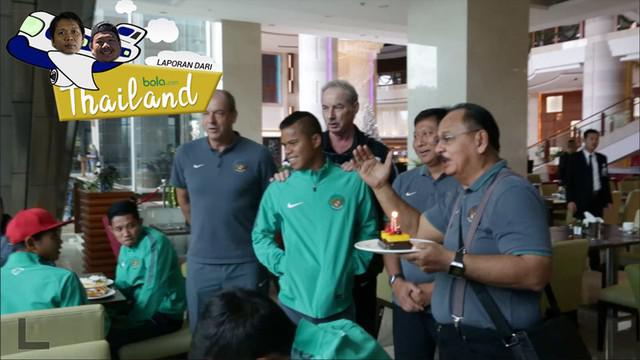 Video perayaan ulang tahun Manahati Lestusen yang juga diramaikan Pelatih Timnas Indonesia, Alfred Riedl.