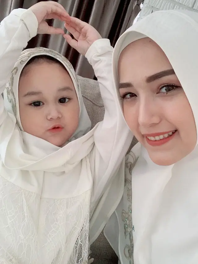 7 Momen Lebaran Adelia Wilhelmina Jauh dari Pasha 'Ungu', Hanya Ditemani Anak