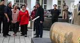 Presiden ke-5 Republik Indonesia, Megawati Soekarnoputri (tengah) didampingi pematung Dolorosa Sinaga saat melihat Monumen Penghilangan Paksa di Galeri Nasional, Jakarta, Kamis (8/8/20204). (Liputan6.com/Angga Yuniar)