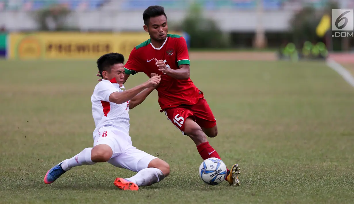 Pemain Timnas Indonesia U-19, Saddil Ramdani berebut bola dengan pemain Vietnam saat pertandingan AFF U-18 di Stadion Thuwunna, Yangon, Senin (11/9). Vietnam berhasil menang atas Indonesia dengan skor 3-0. (Liputan6.com/Yoppy Renato)