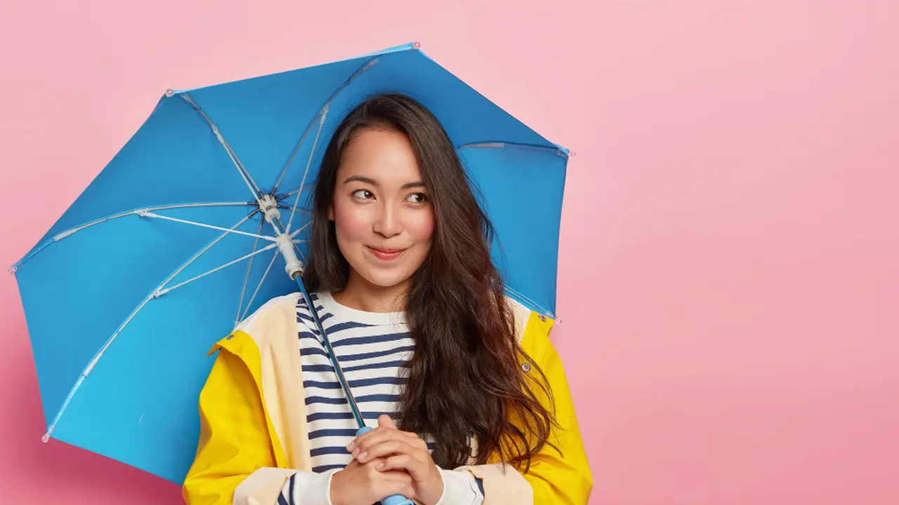 Tips Aplikasi Makeup Natural Tahan Seharian di Musim Hujan, Tetap Fresh Meski Cuaca Tak Bersahabat [Dok/freepik.com]