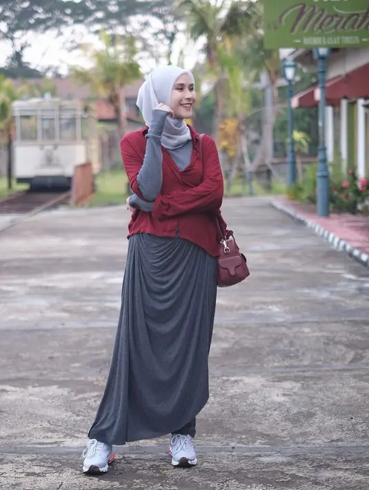 “Dokter memastikan HPL atau hari perkiraan lahirnya awal Juli. Minggu pertama Juli lah,” ungkap Zaskia pada tim Liputan6.com lewat sambungan telepon, Jumat (26/6/2020). (Instagram/zaskiadyamecca)