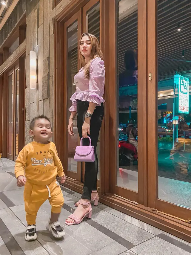 Single Mom Hebat, Ini 7 Potret Kompak Seleb Wanita dengan Putranya