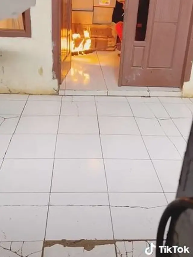 Potret Proses di Balik Layar Adegan Kebakaran di Sinetron yang Terlihat Menegangkan