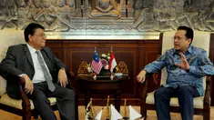 Duta Besar Malaysia untuk Indonesia menemui Ketua DPD RI, Irman Gusman, Jakarta, Senin (24/11/2014). (Liputan6.com/Andrian M Tunay)