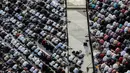 <p>Ribuan umat Islam melaksanakan sholat Id 1 Syawal 1443 Hijriah hingga memenuhi Stadion Jakarta Internasional Stadium, Senin (2/5/2022). Pemerintah Indonesia menetapkan Hari Raya Idul Fitri 1443 Hijriah jatuh pada tanggal 2 Mei 2022. (Liputan6.com/Johan Tallo)</p>