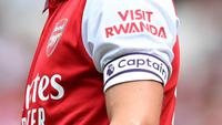 Logo "Visit Rwanda" terlihat di lengan gelandang Arsenal asal Norwegia, Martin Odegaard, dalam pertandingan persahabatan klub antara Arsenal dan Sevilla di Stadion Emirates, London, pada 30 Juli 2022. (JUSTIN TALLIS/AFP)