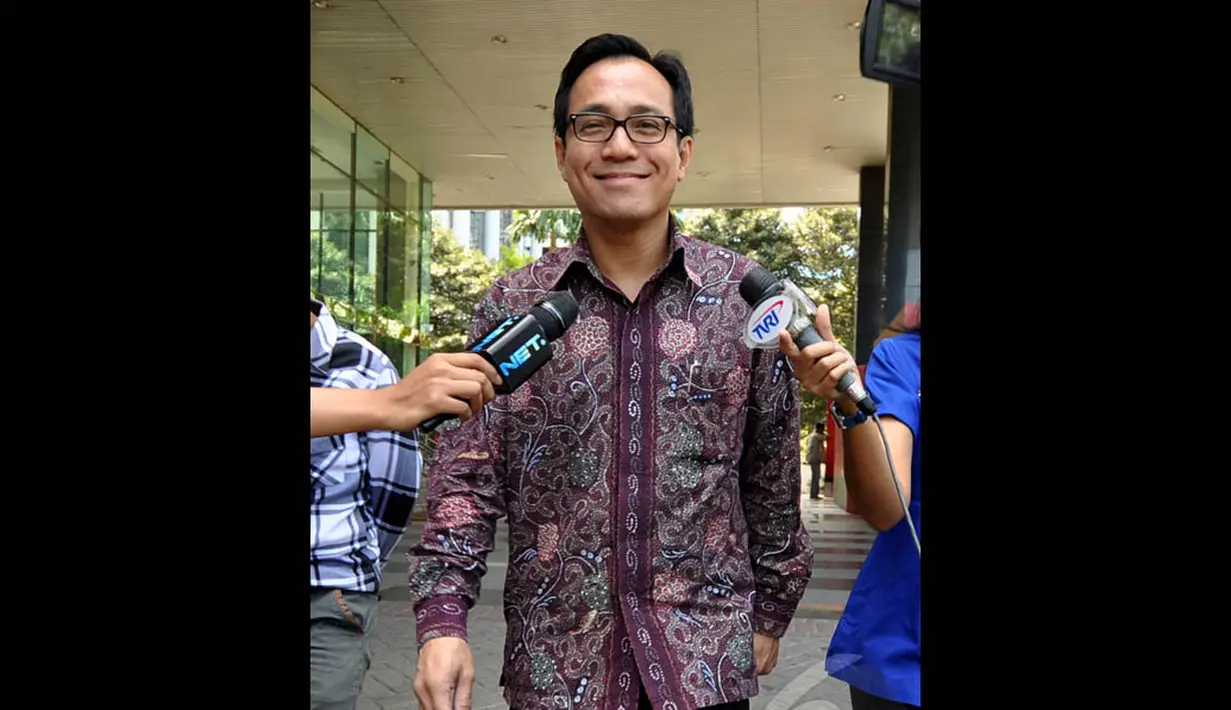 Julian Aldrin Pasha usai menjenguk membesuk eks Menpora, Andi Mallarangeng, Jakarta, Senin (29/12/2014). (Liputan6.com/Miftahul Hayat)