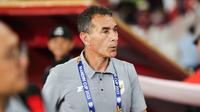 Pelatih Timnas Indonesia U-23, Gerald Vanenburg, pada laga kontra Timnas Malaysia U-23 pada Piala AFF U-23 2025 di Stadion Utama Gelora Bung Karno, Senin (21/7/2025). (Bola.com/Abdul Azis)