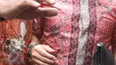 Suami Cathy Sharon, Eka Kusuma Putra mengenakana kemeja batik berwarna merah muda, Pengadilan Jakarta Selatan, Senin (14/3/2016). Eka sama sekali menolak memberikan keterangan apapun mengenai perceraiannya. (Liputan6.com/Herman Zakharia)