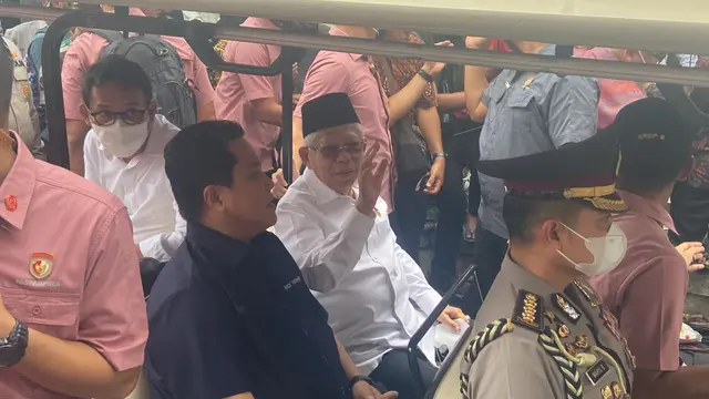 Wakil Presiden Ma’ruf Amin meninjau lokasi kebakaran Depo Pertamina Plumpang, Jakarta Utara, pada Sabtu (4/3/2023) (Liputan6.com/Delvira Hutabarat)