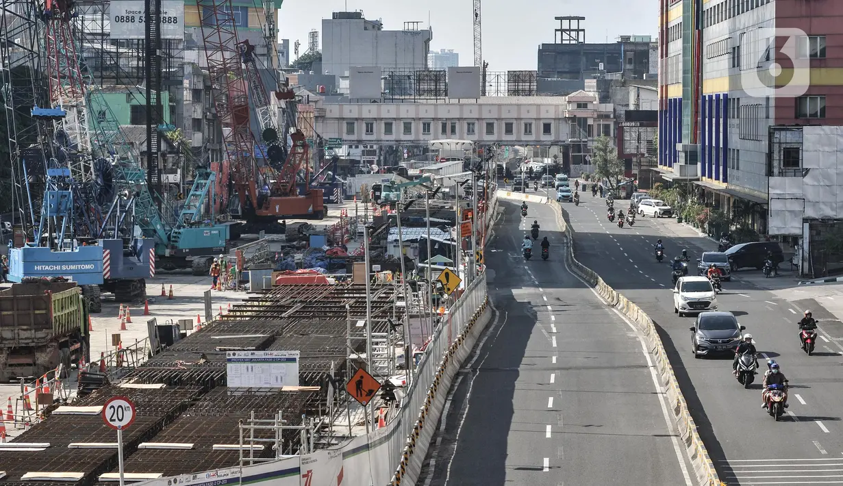 Arus kendaraan saat melintas dekat proyek pembangunan jalur Mass Rapid Transit (MRT) Fase 2A-CP203 rute Bundaran HI-Kota Tua di Jalan Gajah Mada, Jakarta Barat, Minggu (11/9/2022). Gubernur DKI Jakarta Anies Baswedan mengungkapkan, pembangunan jalur kereta cepat MRT fase 2A rute Stasiun Bundaran Hotel Indonesia (HI)-Kota Tua yang memiliki panjang 6,3 kilometer tersebut ditargetkan rampung pada 2028. (merdeka.com/Iqbal S. Nugroho)