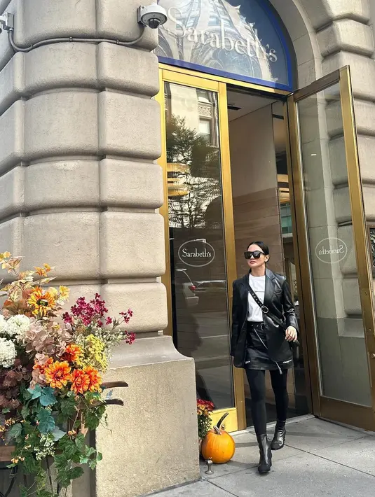 Ririn Ekawati mengandalkan item fashion leather untuk membuatnya terlihat stylish saat liburan. [@ririnekawati]