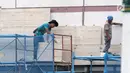 Pekerja memasang dinding di salah satu bangunan di Jakarta, Selasa (15/1). Sektor kecelakaan kerja paling banyak masih dibidang konstruksi. (Liputan6.com/Angga Yuniar)